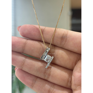 Exclusivo Collar con Colgante de Barra de Diseño en Oro de 14K QUBE STAR con Diamante Cultivado en Laboratorio de Corte Radiante de 1.05 Ct, Geométrico y Fino - Product Image 2