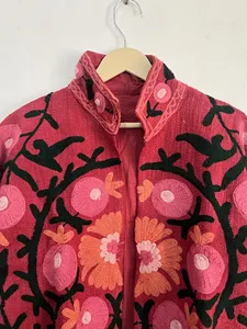 Chaqueta Vintage Suzani Rosa de Algodón con Bordado Floral a Mano, Estilo Boho Étnico para Mujer, Cuello Alto, Prenda de Moda - Product Image 4