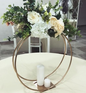 Centre de table de mariage en métal doré avec fleurs blanches et bougies, décoration de table moderne - Product Image 1