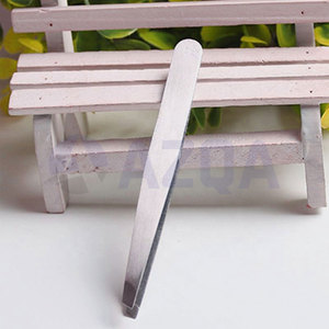 Pinzas para cejas de acero inoxidable con diseño de lunares rosas y punta inclinada, con cabezal angulado para dar forma a las cejas, depilar y cuidar el cabello. - Product Image 2