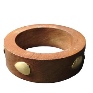 กำไลข้อมือไม้ลายธรรมชาติแบบลึก พร้อมตกแต่งด้วยทองเหลืองรูปหยดน้ำ งานฝีมือแบบดั้งเดิมสไตล์อินเดีย เครื่องประดับไม้ แฟชั่นที่ยั่งยืน - Product Image 1