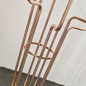 Porte-bougie de sol en métal doré de luxe avec tubes en verre transparent, support design moderne pour salon, hôtel et décoration d'événements - Product Image 4