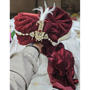 Turbante de novio de seda color granate hecho a mano con cristales y plumas - Product Image 1