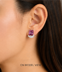 แหวนมรกตสีชมพูสุดหรูหราในตัวเรือนทองคำขาว 18K ประดับด้วยพลอยทรงมรกตแบบก้านกุหลาบและเพชรทรงมาร์คีส์และทรงกลม ดีไซน์ลายดอกไม้สุดหรู - Product Image 6
