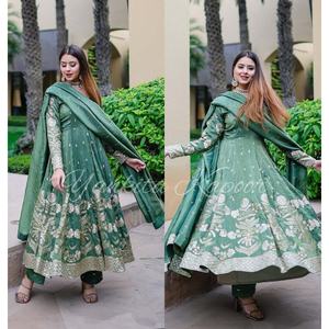 Conjunto de pantalón bordado Georgette verde para mujer con trabajo de secuencia atractiva Dupatta - Product Image 1