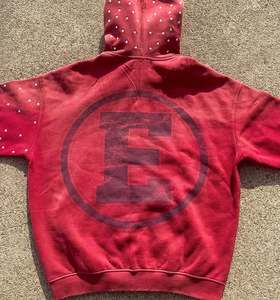 Sudadera con capucha y cremallera completa Custom Mineral Wash con adornos decorativos de tachuelas y gráficos vintage tonales, corte holgado - Product Image 4
