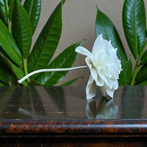 Flores de Gardenia Clásicas Blancas Sostenibles Hechas a Mano por VADEE, 8.5 CM, Varilla de Fibra de Planta de Sesbania, Hechas en Tailandia - Product Image 5