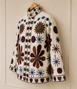 Chaqueta Blanca Transpirable Ecológica Reversible con Cuello Mandarín 100% Algodón, Estampado Floral de Margaritas y Caras Sonrientes, Estilo Boho Hecho a Mano en Jaipur - Product Image 4