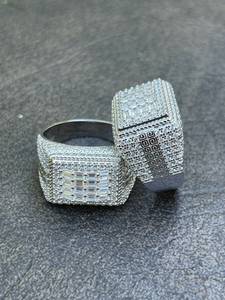 Bague de cocktail de luxe pour homme en moissanite, taille baguette VVS, sertie pavé, design géométrique, bague de fiançailles - Product Image 4