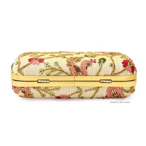Pochette brodée florale pour femme indienne avec chaîne, élégante pour soirée et mariage, en coton, Shagun Pouches - Product Image 5