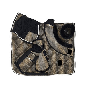 Ensemble complet de tapis de selle anglais en coton durable et personnalisable pour chevaux, avec protège-tendons et éponges anti-mouches assorties - Product Image 6