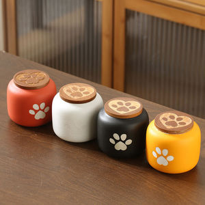 ペットの亡きことを記念する陶器製骨壺、竹の足跡模様の蓋付き、愛犬・愛猫の葬儀用遺骨保管容器、赤・白・黒・黄色の装飾 - Product Image 4