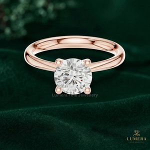 Anillo solitario de diamante cultivado en laboratorio con corte redondo, banda de oro macizo con cuatro puntas cónicas, anillo delicado para uso diario para chicas, anillo de promesa - Product Image 2