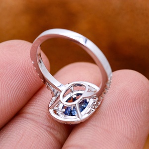 Anillo de Oro Blanco de 18k con Zafiro Azul Ovalado Natural y Doble Halo de Diamantes, Joyas Memoria, Venta al Por Mayor - Product Image 4