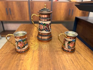 แก้วทองแดงทำมือพร้อมหูจับ ลายดอกไม้แบบดั้งเดิม เหมาะสำหรับโอกาสพิเศษและเป็นของขวัญ นำเข้าจากอินเดีย - Product Image 2