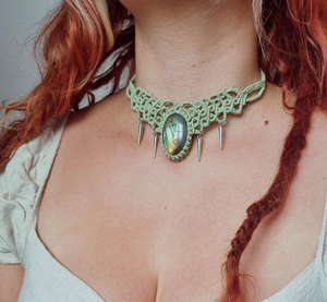 Collier ras du cou en macramé labradorite plaqué or avec perle d'eau douce, fil vert, gemme ovale, bijou bohème fait main pour femme - Product Image 1