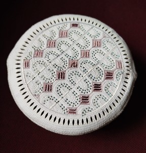 Chapeau Kufi blanc à motif ethnique en pierre, bonnet brodé de perles pour homme, en polyester, pour la prière musulmane, qualité export - Product Image 1