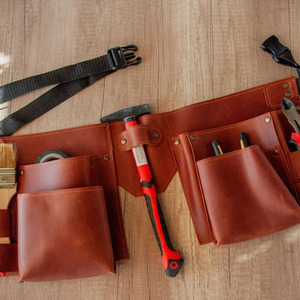 Ceinture à outils professionnelle en cuir pleine fleur avec plusieurs poches, boucle pour marteau robuste, design ajustable à la taille, en vente - Product Image 3