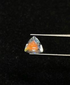 Pierre de lune arc-en-ciel à facettes, taille trillion naturelle, feu d'orange. - Product Image 1