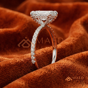 แหวนมอยซาไนต์สีเงินสไตล์มินิมอล – วงแหวนวันครบรอบประดับเพชรไมโครพาเว่ระยิบระยับ - Product Image 2