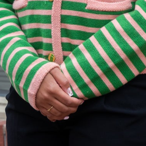 Cardigan en tricot décontracté pour femme, rayé vert et rose, brodé avec motif de blason, manches longues, boutonnage frontal, col en V - Product Image 3