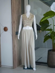 Ensemble coordonné 2 pièces en soie Vichitra de qualité supérieure pour femmes, avec un gilet brodé de fleurs multicolores, un haut court et un pantalon palazzo à jambes larges - Product Image 4