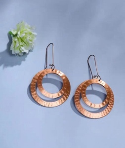 Boucles d'oreilles créoles de luxe personnalisées en laiton à double perforation avec pampilles, plaquées or 18 carats, modèle bijoux de mode - Product Image 6