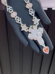 Collar con Colgante de Cruz y Corazón en Oro Sólido con Diamantes de Laboratorio, Micro Pavé, Certificado IGI, Joyería Unisex - Product Image 3