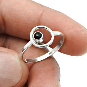 แหวนพลอยออนิกซ์สีดำทรงกลมแบบพิเศษ ตัวเรือนเงินแท้ 925 แหวนหมั้นทำมือ ประดับพลอยประจำเดือนเกิด เครื่องประดับโบฮีเมียนสุดหรู - Product Image 2
