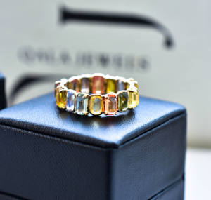 Bague éternelle en or 14 carats avec saphirs naturels multicolores taillés en émeraude, sélectionnés à la main par The Mosaic Muse - Product Image 2