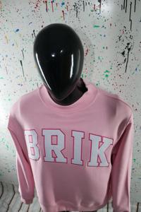Brik เสื้อสเวตเตอร์คอจำลองสีชมพูเสื้อสเวตเตอร์คอกว้างปักผ้าสีขาว100% การผลิตในเมือง - Product Image 3