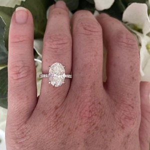 แหวนหมั้นมอสซาไนต์ทรงรี 4 กะรัต ดีไซน์พิเศษ แหวนหมั้นทองคำเหลืองประดับเพชรทรงกลมสำหรับผู้หญิง - Product Image 2