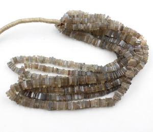 Cuentas de piedra lunar gris lisas en forma de Heishi a precio mayorista, cuentas de piedra lunar gris de calidad gemológica, tira completa de 16 pulgadas, precio por tira - Product Image 1