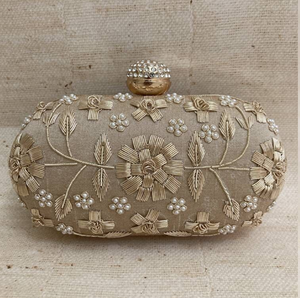 Pochette plissée dorée scintillante pour un look haute couture. Disponible à prix de gros en plusieurs quantités. - Product Image 2