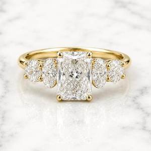 Bague en or jaune 14 carats certifiée IGI avec diamant de laboratoire taille radiant de 3 carats et pierres latérales de 1 carat, couleur F, pureté VS1, pour femme, luxe, mariage - Product Image 1