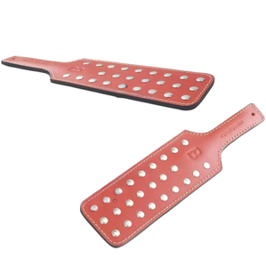 Pagaie BDSM en cuir avec clous métalliques, couleur rouge, manche flexible pour un mouvement contrôlé - Product Image 4