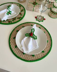 Set de dessous-de-plat festifs en raphia tressé de qualité supérieure avec broderie de baies de Noël, écologique, pour dîner de fête - Product Image 4