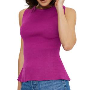 Top corto de punto magenta morado para mujer, sin mangas, con dobladillo peplum, cuello alto, ajuste ceñido y frente acanalado - Product Image 2