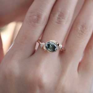 Anillo Art Deco con Diamante Verde Ovalado Cultivado en Laboratorio, Diseño Único, Oro Sólido de 14K, Regalo de Aniversario Sorpresa para Novias - Product Image 1