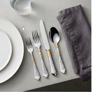 Ensemble de couverts élégants en métal avec manches martelées et accents dorés, compatibles lave-vaisselle, pour les tables de mariage - Product Image 4