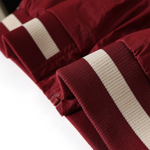 Chaqueta Bomber Omega Retro con Rayas Diagonales Color Granate, Cierre Completo, Impermeable, Estilo Urbano, Cuello y Puños Acanalados, Tallas Grandes - Product Image 3