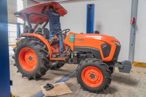 Tractor Agrícola L5228 de 55HP 4WD con Motor Diésel de Alto Rendimiento, Transmisión por Engranajes y Alta Productividad - Product Image 1
