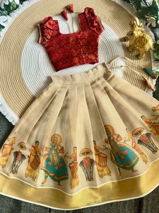 ชุดเลเฮนกาโชลีสำหรับเด็กผู้หญิง HENIXA CREATION HCRK-Onam รุ่นพิเศษ ผ้าโมดอลยาวถึงพื้น พร้อมเสื้อปักลายดอกไม้ จับจีบแบบอินเดีย-ปากีสถาน - Product Image 6
