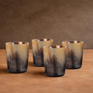 Ensemble de verres à shot en corne naturelle avec gravure du nœud trinitaire celtique, style rustique viking, pour whisky, tequila, vodka - Product Image 4