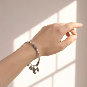 Brazalete de Plata de Ley 925 con Dijes Modernos para Mujeres y Niñas en Tono Plateado Oxidado - Product Image 1
