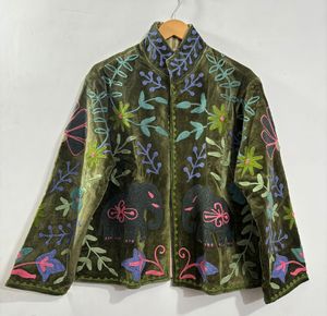 เสื้อแจ็คเก็ตกำมะหยี่ปักมือลายดอกไม้สไตล์วินเทจสำหรับผู้หญิง ดีไซน์แบบชาติพันธุ์ คอตั้ง ปักโลโก้ด้านหลัง เหมาะสำหรับฤดูหนาว เป็นมิตรต่อสิ่งแวดล้อม - Product Image 3