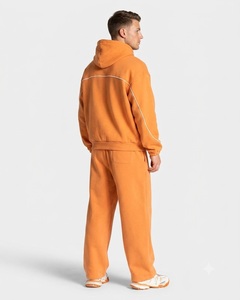 Ensemble de survêtement personnalisé pour homme, orange, coupe oversize, avec détails contrastants, en molleton de coton de qualité supérieure, comprenant un sweat à capuche et un pantalon de survêtement à jambes larges - Product Image 2
