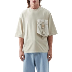 เสื้อยืดแขนสั้นผู้ชายทรงโอเวอร์ไซส์ มีกระเป๋าหน้าอก สีเบจ ผ้าฝ้าย สไตล์ลำลอง คอกลม สีพื้น ผ้าถัก - Product Image 1