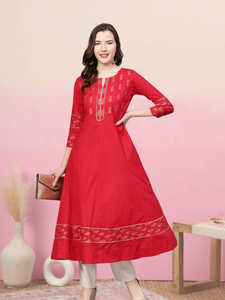 Kurta Anarkali Roja de Algodón con Estampado Floral para Mujer, con Cuello en V y Mangas Tres Cuartos, Diseñada para Uso Casual Étnico Global - Product Image 4