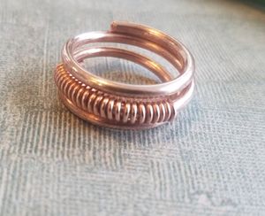 Bague en cuivre faite à la main au style épuré, idéale pour la mode décontractée et les accessoires quotidiens - Product Image 3